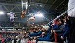 Ligue 1, i tifosi del Lille lanciano peluche in campo per beneficenza
