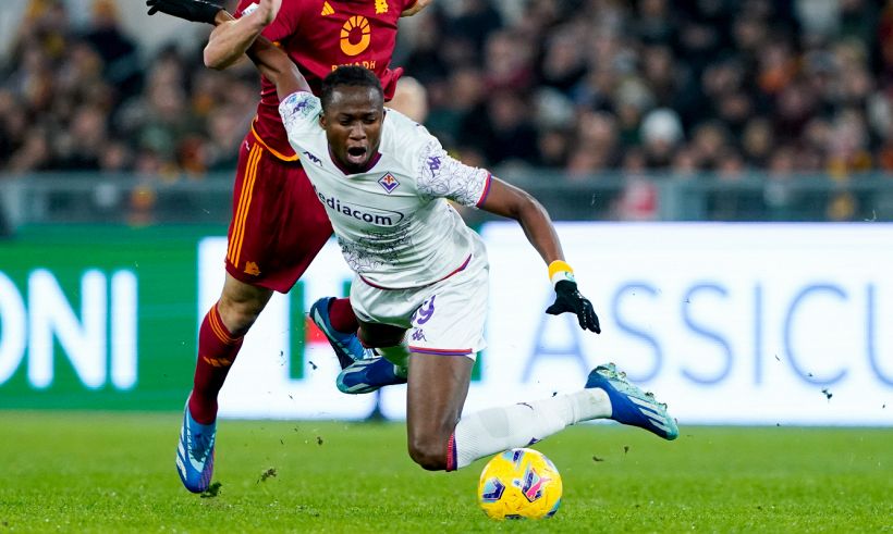 Roma-Fiorentina, Kouamé risponde a Mourinho: sui social la foto della gamba colpita da Lukaku