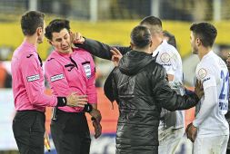 Super Lig Turchia, Ankaragucu-Rizespor: la terribile aggressione all’arbitro Meler. La gallery