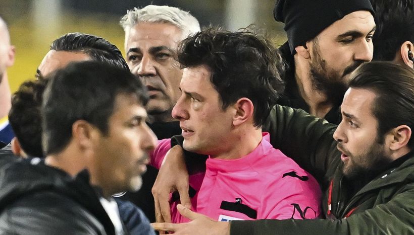 Turchia choc, pugni e calci all'arbitro Meler: campionati sospesi e presidente dell'Ankaragucu arrestato