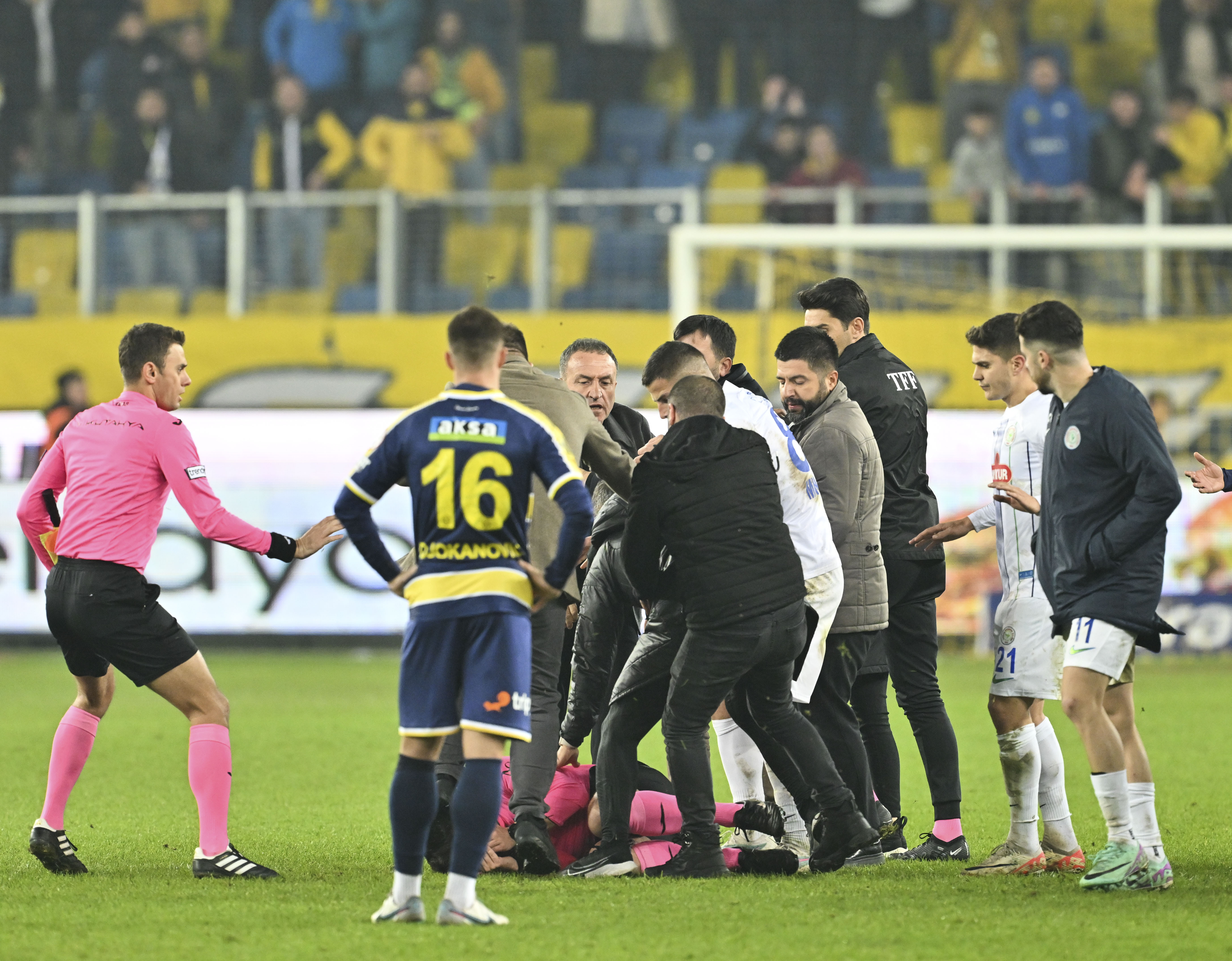 Super Lig Turchia, Ankaragucu-Rizespor: la terribile aggressione all’arbitro Meler. La gallery