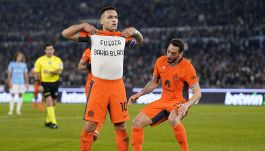 Lautaro dedica a Bahia Blanca il gol alla Lazio: maglia speciale dopo la tragedia in argentina. Le foto