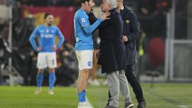 Roma-Napoli: Mourinho a tu per tu con Kvaratskhelia e Osimhen: carezze o polemiche? La gallery