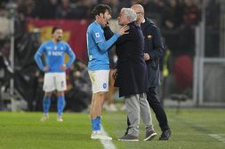 Roma-Napoli: Mourinho a tu per tu con Kvaratskhelia e Osimhen: carezze o polemiche? La gallery