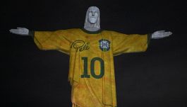 Pelé, Cristo Redentore con la 10 verdeoro di O' Rei. Omaggio da brividi a un anno dalla morte