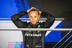 F1, Hamilton: svolta sul caso del trofeo FIA scomparso. Parla l'uomo che l'ha preso: "Non sono un ladro, è stato un malinteso"