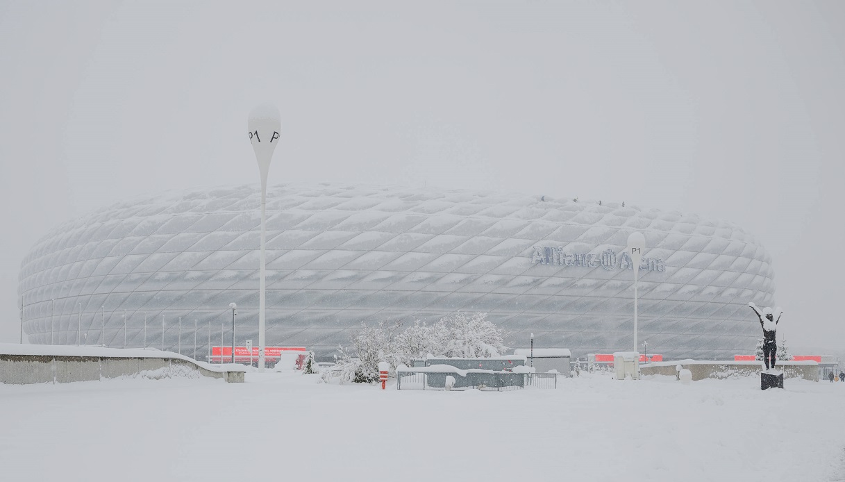 Bundesliga, Bayern Monaco-Union Berlino rinviata per neve: le spettacolari immagini dell’Allianz Arena innevata