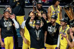 NBA, i Los Angeles Lakers vincono l'In-Season Tournament: MVP a Lebron James. La gallery