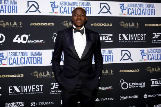 Napoli, Osimhen vince il Pallone d’oro africano ma i tifosi non festeggiano e applaudono Bounou