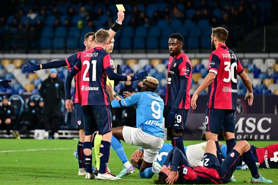 Napoli-Cagliari, Kvaratskhelia "maltrattato" e Marcenaro nel mirino dei tifosi: “Mourinho aveva ragione”