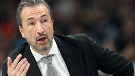 Eurolega, Virtus Bologna che festa dopo Belgrado: l’accoglienza dei tifosi, il video virale di Banchi e l’arrivo di Lomasz