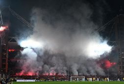 Genoa-Inter sospesa per 7 minuti: Doveri ferma la gara per lancio di fumogeni, a Marassi non si vede più