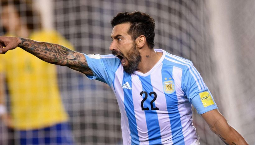 Ezequiel Pocho Lavezzi trasferito in Argentina con volo privato: malore e scompenso, il post del figlio. Come sta