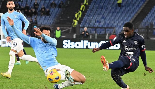 Lazio-Cagliari, moviola: l’arbitro salvato dal Var nell’episodio-chiave