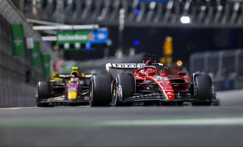 F1, Ferrari: Leclerc chiude il 2023 alla grande, quello su Perez a Las Vegas è il sorpasso dell'anno. E nasce la pizza col suo nome