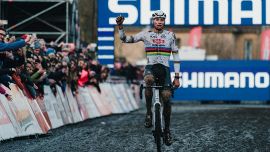 Ciclocross, Mathieu van der Poel re anche a Santo Stefano: podio come nel 2022 con Van Aert e Pidcock