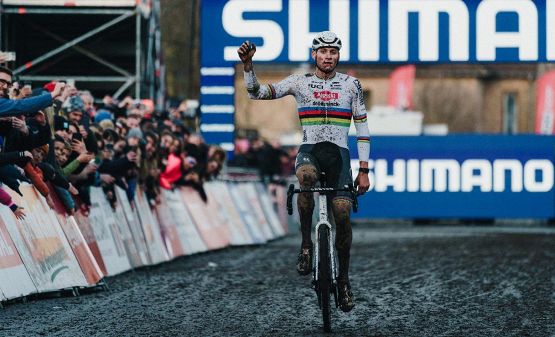 Ciclocross, Mathieu van der Poel re anche a Santo Stefano: podio come nel 2022 con Van Aert e Pidcock