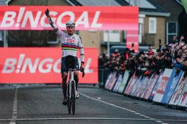 Ciclocross, Mathieu van der Poel cala il settebello di vittorie stagionali: a Hulst è il solito show