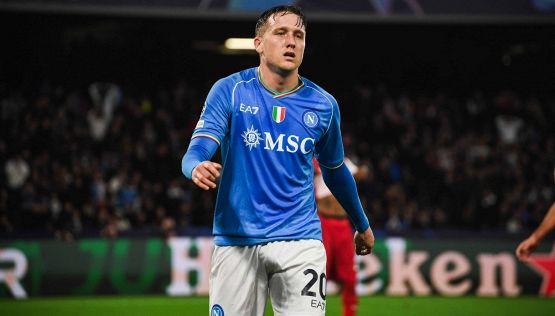 Zielinski, la moglie replica a De Laurentiis: "Piotr non si tocca". E l'offerta rinnovo del Napoli è un giallo