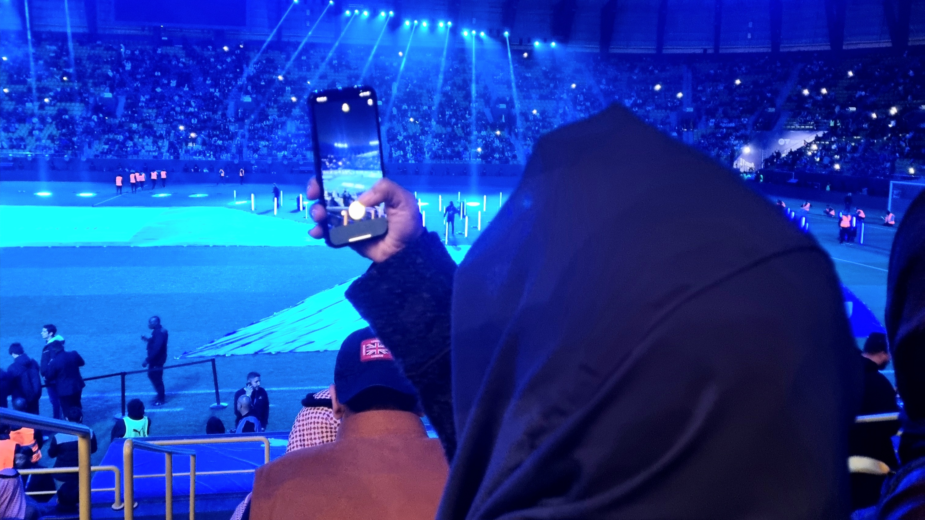 una donna araba durante la Supercoppa a Riyadh scatta una foto