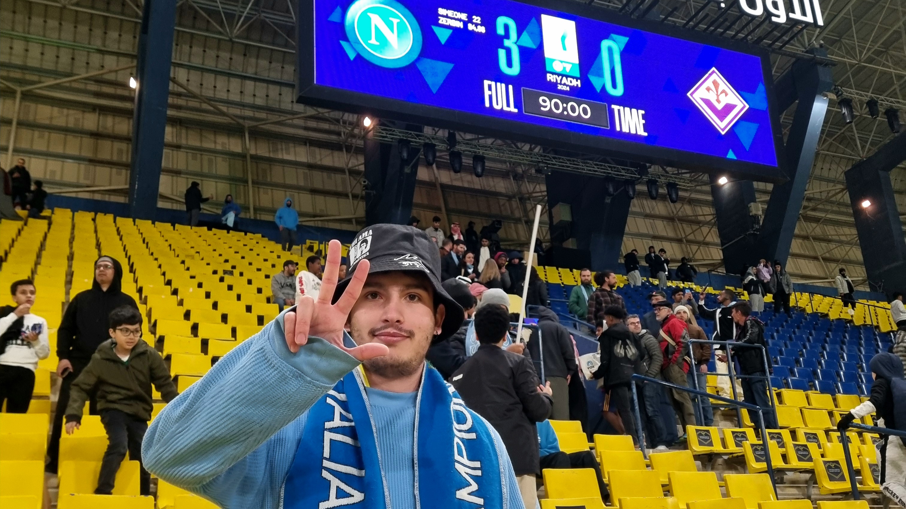Tifoso del Napoli a Riyadh fa il gesto del 3 con la mano