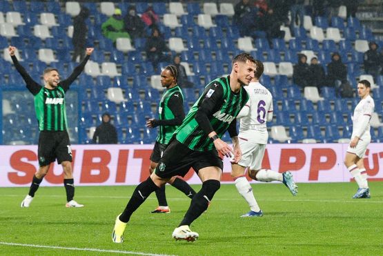 Pagelle di Sassuolo-Fiorentina 1-0: la decide Pinamonti, pasticcio del Var. Deludono Nzola e Laurienté