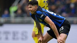 Inter-Verona 2-1, contatto Bastoni-Duda ignorato da Fabbri scatena i tifosi Juve. Ma è bufera pure su Henry