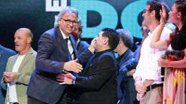 Carnevale choc: 'Papà uccise mamma, io e Paola Perego ci siamo traditi'. E fa una rivelazione su Maradona