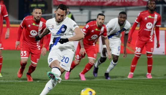 Monza-Inter, moviola: Bocciato l’arbitro, troppi errori e fortuna che c’era il Var