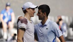 Tennis Australian Open, Sinner fa la storia: batte Djokovic in 4 set e si prende la prima finale slam