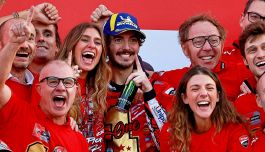 MotoGP, buon compleanno Bagnaia: dalla futura sposa Domizia alla sorella Carola auguri social e la richiesta di Tamberi
