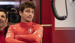 F1, Ferrari: rinnovo Leclerc tra misteri, clausole di uscita, incognita Sainz e sfottò Fiorello e Ryanair