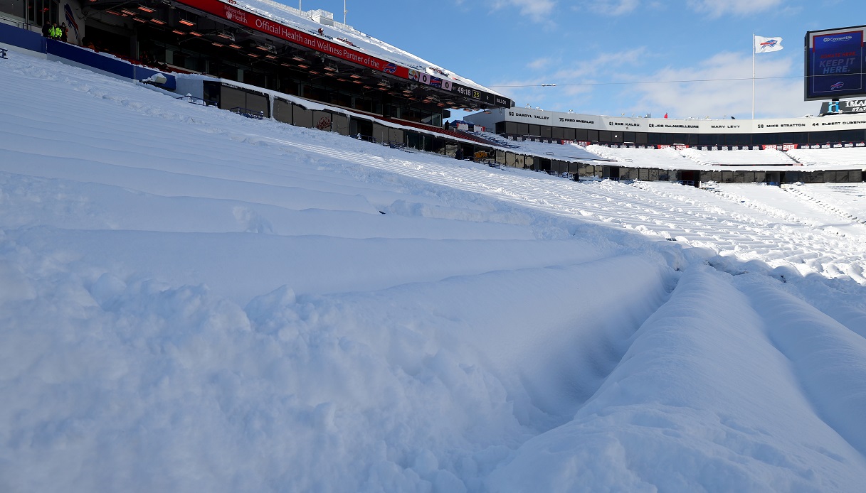 NFL sommersa dalla neve: le spettacolari immagini dallo stadio dei Buffalo Bills