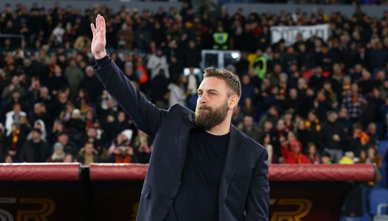 Roma, le immagini della prima di De Rossi allenatore: le emozioni, gli sguardi e il saluto dell’Olimpico