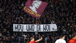 Roma, l’omaggio dell’Olimpico a José Mourinho e la bordata alla squadra nel giorno della prima di De Rossi
