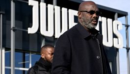 Juve, George Weah alla Continassa: per l’ex Milan foto con Allegri, dirigenza, giocatori e… maglia bianconera