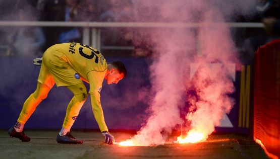 Contestazione Napoli, fumogeni, petardi e fischi: squadra sotto la curva dopo la figuraccia con il Torino