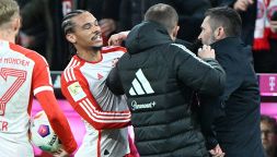 Follia in Bayern Monaco-Union Berlino, l’allenatore Bjelica rifila due colpi al volto a Sané. Le foto