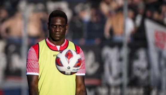 Balotelli contro l’Inter: attacco a Dimarco e Bastoni. Poi si offre al Napoli