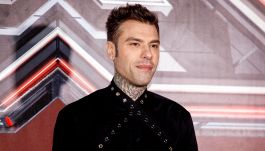 Fedez nella bufera, mostra la foto dell’hater ma sbaglia persona: nel mirino un tifoso dell’Inter