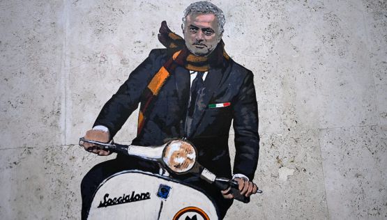 Roma, Mourinho esonerato: Huijsen beffato, la vespa abbandonata e la vendetta di Di Canio