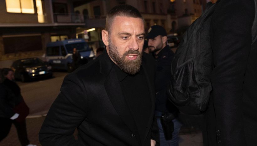 Roma, De Rossi in panchina ma il collaboratore Pinzi è costretto a rinunciare: c’entra la Lazio