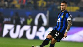 Supercoppa, Inter-Lazio: il Var concede un rigore a Lautaro; il retroscena su Sarri ed è ancora "guardia e ladri"
