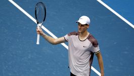Tennis Australian Open: Sinner lancia un messaggio all'organizzazione; Alcaraz finisce nei “Carota boys”