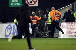 Vitesse-Feyenoord da paura: invasione di campo, un gruppo di tifosi distrugge il Var. Le foto dei disordini