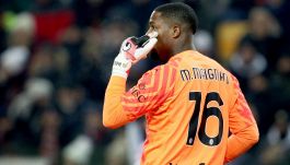 Lazio-Milan, subito polemiche: Maignan travolge Castellanos, l'arbitro non concede il rigore, caos sul web