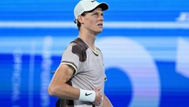 Australian Open, Sinner: il timore per l’infortunio, il recupero al tie-break e l’Italia in pausa pranzo per 3 ore