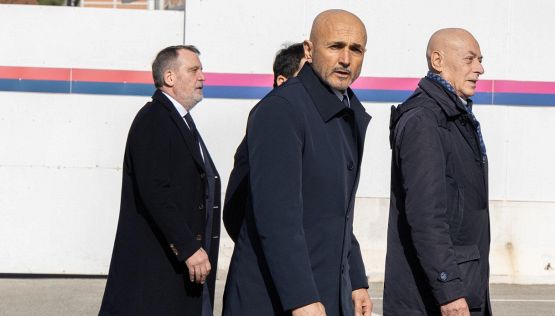 Funerali Gigi Riva, l’ultimo saluto a Rombo di Tuono: Spalletti, il gesto di Cannavaro e la Nazionale. Foto