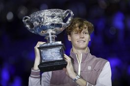 Australian Open, Jannik Sinner batte Medvedev e conquista il primo slam: le emozioni in foto