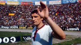 Serie C, Carrarese-Torres: i sassaresi via dalla curva durante il ricordo a Riva, la risposta dei tifosi del Cagliari